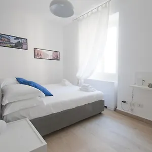 Apartment Meme, Rome